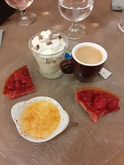 Café gourmand servi au Pinocchio : expresso, verrine chantilly et chocolat, deux parts de tarte aux fraises et une crème brûlée.
