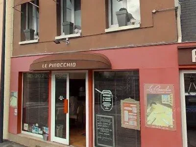 Devanture du Pinocchio avenue René Coty : façade brique-rose, store bordeaux portant le nom en capitales crème, vitrines et ardoise du jour.